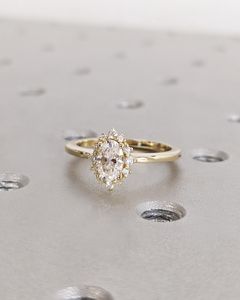 Anillo de diamantes de laboratorio ovalado de oro amarillo macizo de 18K, anillos de compromiso hechos a mano de lujo, diseño de flores, joyería OEM ODM al por mayor - Product Image 3