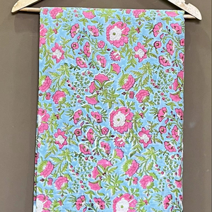 Tissu en coton bleu pastel à motifs floraux : Impression à la main, matière légère pour l'été, vendu au mètre - Product Image 1