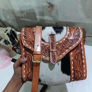 Bolso Bandolera Bohemio de Cuero Genuino Ecológico de Alta Calidad con Borlas y Flores, con Cierre, al Mejor Precio - Product Image 2