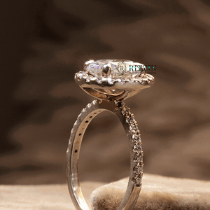 Bague de fiançailles en argent sterling avec halo de moissanite ovale et ronde et accent solitaire, sertie à griffes, pour femme - Product Image 4