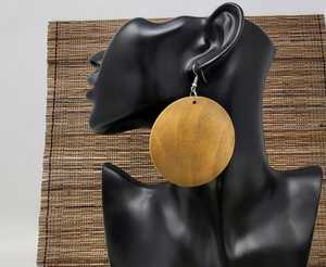 Pendientes de madera pintados a mano y detallados con láser en colores Pantone Estilo Ángel Pulido para trajes de moda - Product Image 6