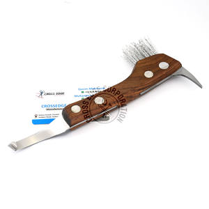 Brosse à sabots de cheval de haute qualité et manche en bois couteau à sabots résistant à la rouille la brosse métallique nettoie bien le sabot en acier inoxydable - Product Image 1