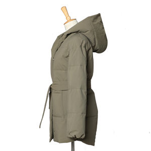 Nouvel arrivage de blouson d'aviateur d'hiver pour femmes à capuche imperméable et respirant en tissu satiné rempli de coton couleur et logo personnalisables - Product Image 3