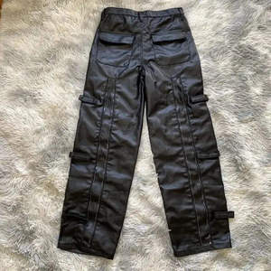 กางเกงหนังแท้ผู้ชายราคาโรงงาน ขายส่งราคาถูก กางเกงหนังแท้สีพื้น ปักโลโก้ที่เอว - Product Image 2