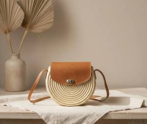 กระเป๋าสะพายทรงกลมทำจากฟาง พร้อมสายหนัง  งานแฮนด์เมดสไตล์โมร็อกโก โบโฮ สำหรับฤดูร้อน - Product Image 2