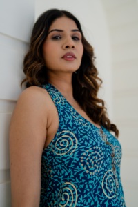 ชุดเดรสสั้นลายดอกไม้สีแดงดินเผา เอวธรรมชาติ เป็นมิตรกับสิ่งแวดล้อม ทันสมัย เหมาะสำหรับฤดูร้อน สายเดี่ยว ซ้อนชั้น  สำหรับวันหยุดพักผ่อนริมชายหาด - Product Image 2