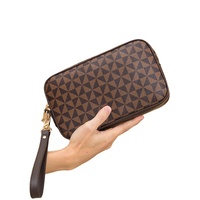 Tren Mode Dompet Pria PVC Motif Kotak-kotak Tas Tangan Unisex Tas Amplop Besar untuk Perjalanan dengan Ritsleting Tas Tangan Pria