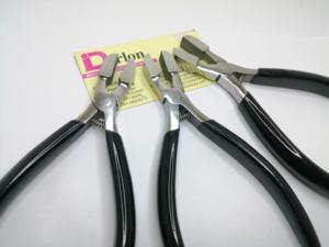 Alicates profesionales para extensiones de cabello, logotipo personalizado de alta calidad, hechos a mano con alicates de goma negra de acero inoxidable, los mejores Alicates para el cabello - Product Image 5