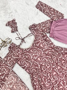 Ensemble Kurti Anarkali traditionnel indien en tissu Georgette Fox avec broderie fantaisie lourde, perles et travail Jari pour les fêtes - Product Image 2