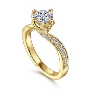 Anillo de compromiso de diamante de corte redondo cultivado en laboratorio, certificado IGI de platino, anillo de regalo con configuración de pavé lujoso para mujer - Product Image 3