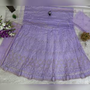 Lehenga Choli en soie et filet brodé lourd de style indien pour femmes, idéal pour les mariages et les fêtes - Product Image 3