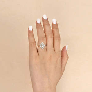 Bague de fiançailles en moissanite taille ovale avec halo floral, vintage, plaquée platine et rhodium, testée au diamant, adaptée pour un mariage, fine - Product Image 5