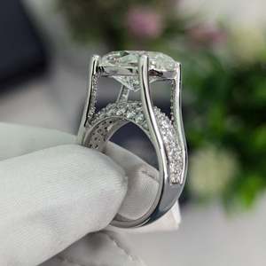 Bague ovale en diamant de laboratoire 8,50 carats en or blanc, style tension, certifiée IGI D-E-F VVSVS - Product Image 5