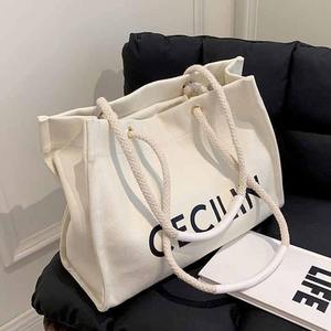 Sacs fourre-tout en sergé pliables personnalisables en vrac de haute qualité avec poignées en corde idéaux pour les cadeaux promotionnels et les fournisseurs de détail - Product Image 1