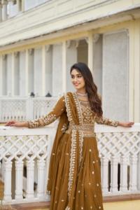 Ensemble Lehenga Choli en Georgette de renard lourd de créateur avec broderie complexe et travail de paillettes, ceinture assortie et dupatta pour les occasions de fête - Product Image 6