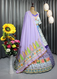 Lehenga choli บัตเตอร์ซิลค์สกรีนลายประกายสวยงามสำหรับงานเลี้ยงฤดูหนาวทุกชั้นเปล่งประกาย - Product Image 4