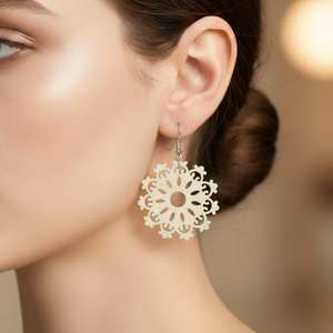 Bijoux vietnamiens faits à la main, boucles d'oreilles en corne de buffle naturelle polie, style léger et pendantes, pour une utilisation unique en accessoire - Product Image 1