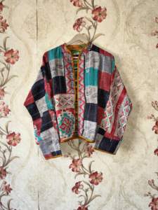 Chaqueta Kantha Vintage Reversible de Moda, Unisex, Hecha a Mano, Corta, para Invierno, con Patrón Floral, Talla Única, Personalizable - Product Image 2