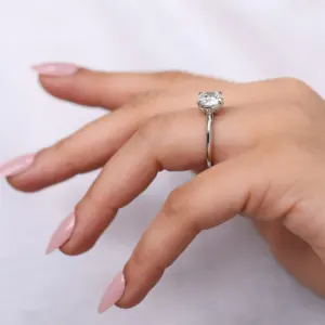 แหวนหมั้นเพชรทรงกลมเจียระไนแบบโซลิแทร์ ผลิตในห้องปฏิบัติการ เงินสเตอร์ลิง ความใส VS1 สวยงาม เป็นทางเลือกที่มีจริยธรรมแทนเพชรธรรมชาติ - Product Image 3