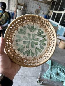 Bandejas redondas tejidas de ratán lacadas de primera calidad al por mayor con incrustaciones de nácar de fabricación vietnamita - Product Image 2