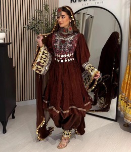 Robe de soirée élégante pour mariage afghan avec accents de bijoux et broderies colorées pour femmes - Product Image 2