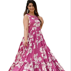Vestido Anarkali/Kurti de Seda con Estampado Floral Elegante, Diseño Moderno con Amplio Vuelo, para Uso Diario y Eventos Especiales, en Oferta - Product Image 1