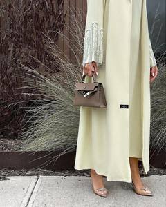 ชุดอาบายะผ้าไหมสองสี ปักลาย แขนยาว แต่งขอบตัดกัน จับจีบเล็กๆ เหมาะสำหรับใส่ละหมาด ทันสมัย เรียบหรู และสุภาพ - Product Image 2