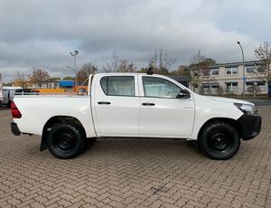 Toyota Hilux FWD 2018 d'occasion, sièges en cuir blanc, automatique, 5 places, phares à LED, régulateur de vitesse avec ACC - Product Image 2