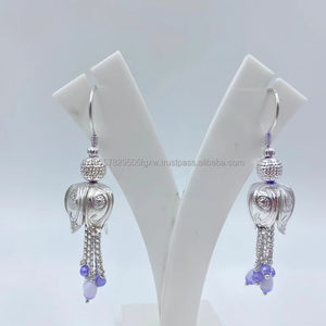 Boucles d'oreilles minimalistes en argent Collection simple et chic Boucles d'oreilles en argent blanc de style vintage pour femmes disponibles au meilleur prix - Product Image 1