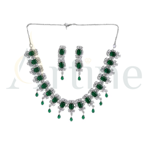 Collier tendance en argent plaqué or de forme hexagonale, orné de diamants de taille ronde brillante de qualité VVS créés en laboratoire - Product Image 1