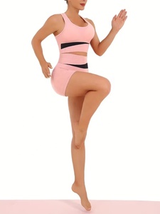 Ensemble de yoga rose 2 pièces : Soutien-gorge de sport dos nageur à encolure dégagée et short taille haute avec découpes, respirant et sans coutures pour l'entraînement - Product Image 5