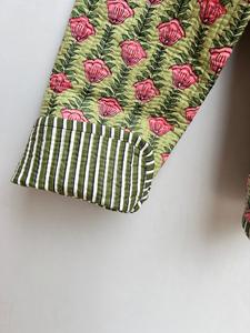 Veste matelassée réversible écologique à motifs floraux en jersey de coton respirant à boutons, dessinée à la main en Inde - Product Image 2
