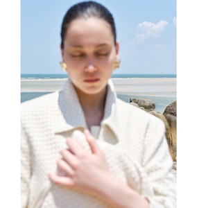 Jupes pour femmes en gros, ODM, jupe midi élégante IKAT CAMOUFLAGE, cuir végétalien, couleur ivoire, jupes sans animaux pour femmes - Product Image 4