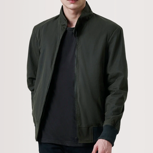 Veste coupe-vent unisexe professionnelle vert olive foncé, légère et de qualité supérieure, style minimaliste élégant, streetwear décontracté avec fourrure - Product Image 1