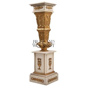 Exquisito Pedestal Neoclásico de Mármol Blanco y Latón con Relieves Victorianos Ornamentados - Product Image 2