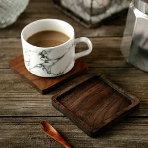 Juego de posavasos de madera premium con acabado natural liso que ofrece una protección fuerte y confiable para mesas. - Product Image 1