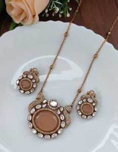 Ensemble pendentif Moissanite Polki et pierres précieuses à facettes Ensemble de bijoux de luxe Parfait pour les mariages, les fêtes et les vêtements ethniques ou contemporains - Product Image 3