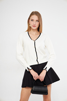 Damen Weiße Strickjacke mit Schwarzer Einfassung V-Ausschnitt Langarm Klassischer Stil Knopfleiste Vorne