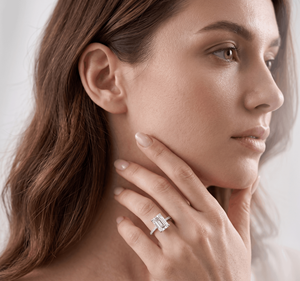 Anillo de Compromiso con Diamante Cultivado en Laboratorio con Corte Esmeralda Infinity Edge y Banda de Diamantes Halo para Mujer, Chapado en Oro de 18K - Product Image 6