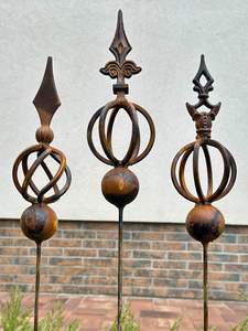 Estacas de jardín de metal pintadas a mano que iluminan cualquier jardín y brindan soporte creativo para flores y plantas - Product Image 3