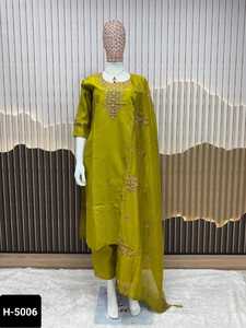 Seda romana Premium de diseñador indio con trabajo manual y trabajo de bordado Kurtis y pantalón con tallas grandes disponibles Salwar Kameez - Product Image 6