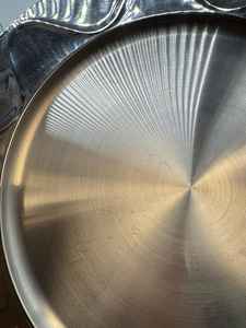 Assiette de service en métal artisanal écologique nouvelle couleur grise en métal pour chargeur assiette forme hôtel ustensiles de cuisine plaqué décoratif - Product Image 2