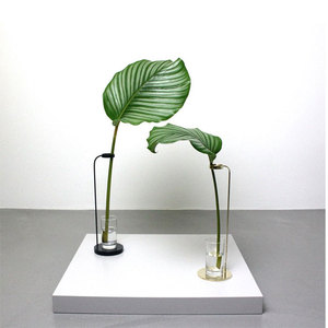 Vase à fleurs en métal doré Art Déco en fer et verre avec dessus de table circulaire - Product Image 1