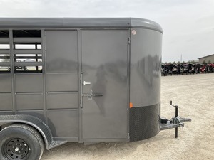 LISTO PARA LA VENTA: REMOLQUE PARA TRANSPORTE DE CABALLOS DE 12 PIES DE LARGO, 6 PIES DE ANCHO, 7 PIES DE ALTURA, CONSTRUCCIÓN COMPLETAMENTE EN ACERO - Product Image 4