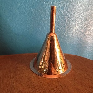 Entonnoir en cuivre pour un transfert de liquide facile et sans déversement, design artisanal, idéal pour la cuisine, le bar et l'usage domestique - Product Image 2