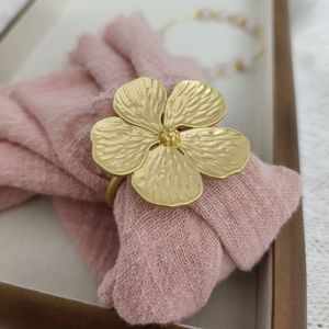 Vente en gros bon marché Serviette doublure en laiton rond de serviette pour décoration de table de mariage et de dîner rond de serviette en métal minimaliste - Product Image 6