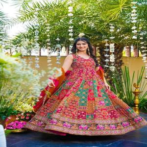 Ensemble haut, pantalon et dupatta VASTRA COTTAGE Zimmy Choo, conçu par un créateur, avec broderie lourde de sequins, tenue ethnique pour femmes, pour les fêtes - Product Image 2