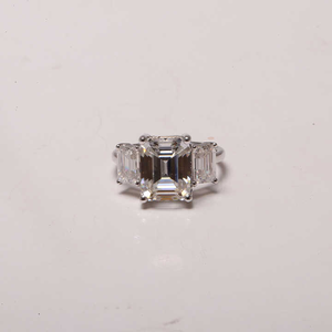 แหวนหมั้นเพชร CVD รูปมรกตเครื่องประดับผู้หญิงแหวนเพชรสร้างจากห้องแล็บมรกตที่กำหนดเองสำหรับเป็นของขวัญวันครบรอบ - Product Image 1