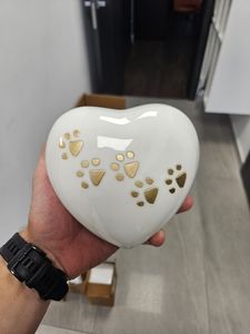 โลงศพสัตว์เลี้ยงขายดีจากอินเดีย โถเผาศพสัตว์เลี้ยง และโถโลหะสำหรับเก็บอัฐิสัตว์เลี้ยง แมว สุนัข โถรักุสำหรับเก็บอัฐิสัตว์เลี้ยง พร้อมรอยเท้าสีทอง - Product Image 3