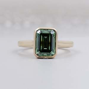 Bague de fiançailles statement pour femme en or jaune 14 carats avec saphir vert taille émeraude serti clos, certifiée IGI, garantie 6 mois, PT950 - Product Image 1